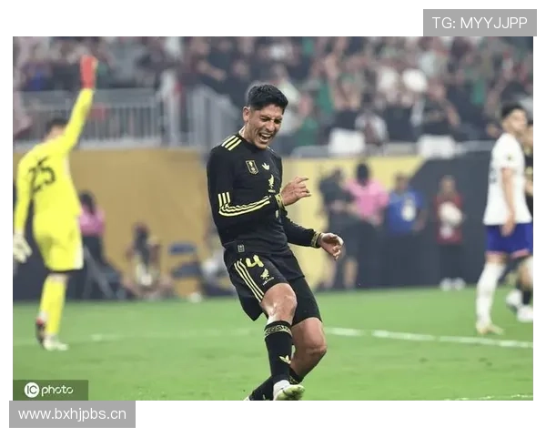 阿尔瓦雷斯中场喝咖啡比摔杯还贵，这生活真让人想葛优躺啊