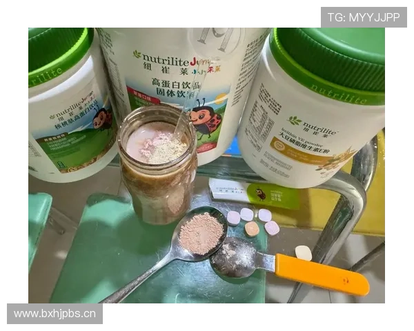 萨卡家的冰箱里塞满了蛋白粉，连瓶冰可乐都找不到